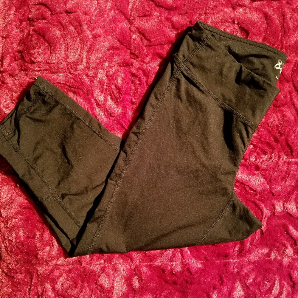 ACTRA BLACK PERFORMANCE WEAR CAPRIS!